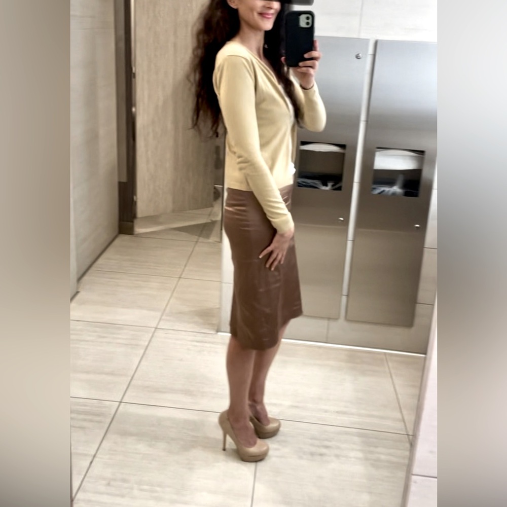 🤎Chic pencil skirt- Sexy, slight retro feel to it- Medium. Tan/light brown